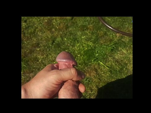 ❤️ Vroča lepotica dobi svojo rožnato pičko, ki jo jebe, in se zraven cmeri s curkom na poletnem vrtu ❤️ Porno na sl.libporno.ru ❌️